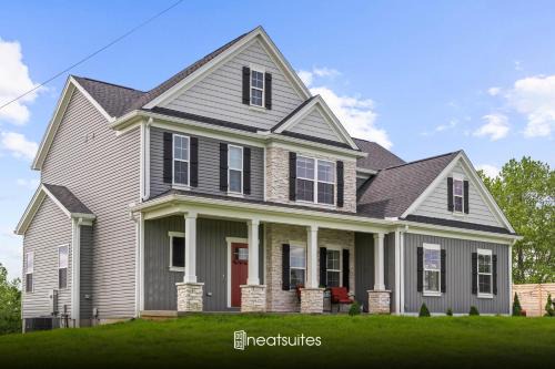 Home for 21 Near Ark - Ensuite Bathrooms - with Pool!