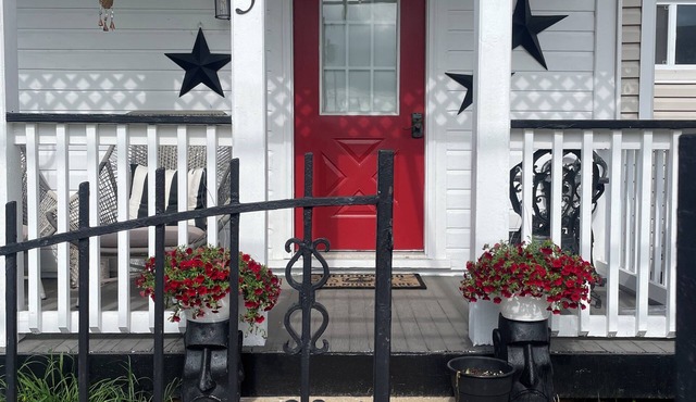 Home for 8 in the heart of downtown Pacific. Walkable shops and restaurants