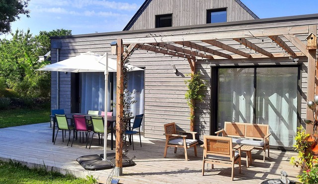 Home for 8 near Gulf of Morbihan, 4 Bedrooms, Garden, 300m from Coast, Quiet Location