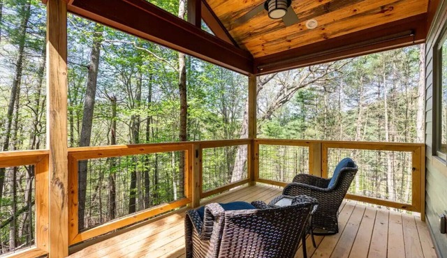 Home for Holidays Oak Treehouse Near Asheville - Pet Friendly