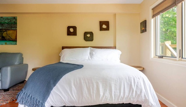 Home for Holidays The Aerie Treehouse Near Asheville - Pet Friendly