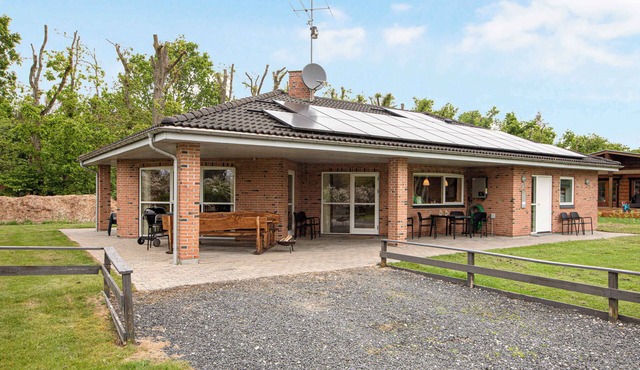 Home for the family in quiet surroundings