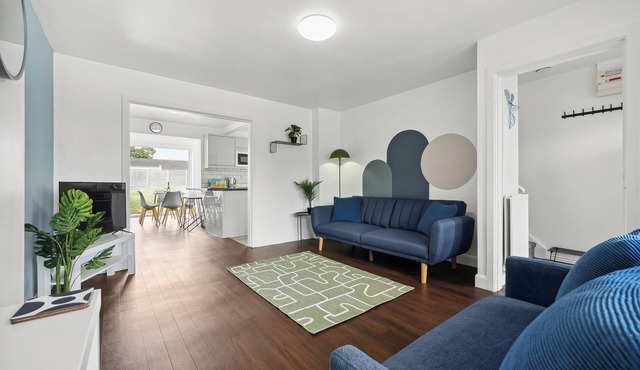 Home from home, 3 bed, sleeps 6 free parking and WiFi