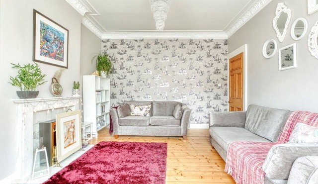 Home from Home by Holyrood Park sleeping 4 - with garden, parking & Wifi!