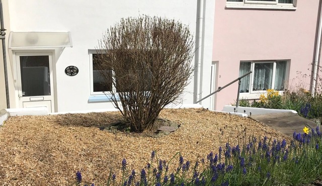 'Home from Home' in this fully equipped Cottage - 5 mins walk to Cawsand beach!