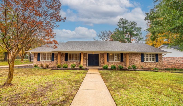 Home + garage 4 BEDROOMS, 2.5 BATH, 2 king, 1 queen, 1 full