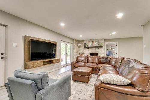 Home Gym, Office and Dock! Seguin Riverfront Retreat