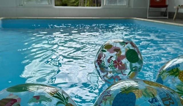 Home heated indoor pool 29 degrees direct access from lounge