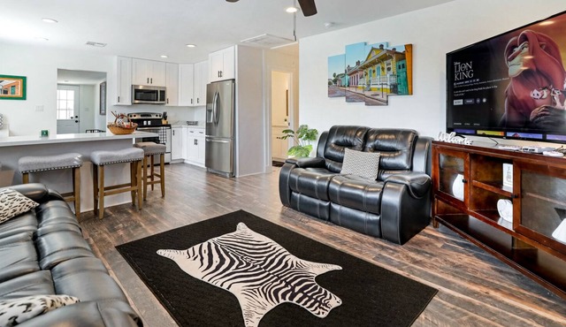 Home in a quiet safe neighborhood mins to Nola & Airport KING BED.