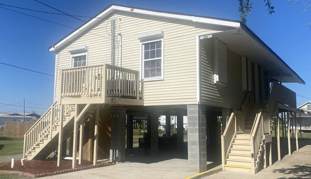 Home in Barataria, Relax with the whole family at this peaceful place to stay.