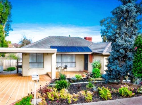 Home in Doncaster with Gardens, Near Shops & Transport