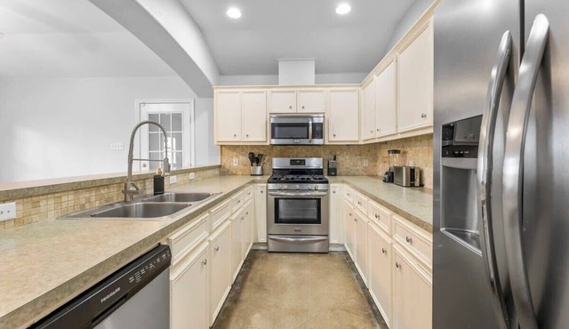 Home in East Austin - 4 Bedroom | Large Yard