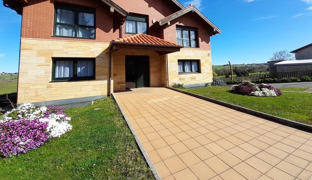 Home in Elechas · 5 bedrooms · 9 beds · 4.5 baths