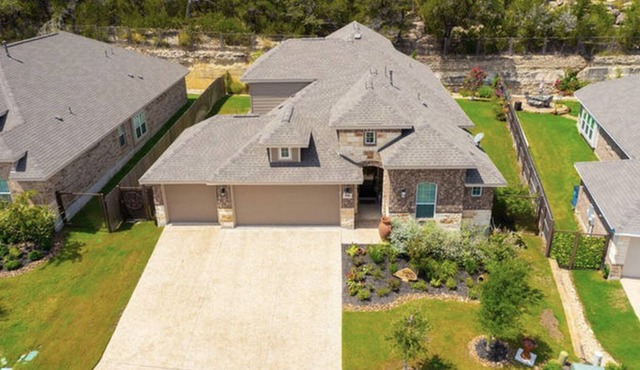 Home in gated community right off of 281, easy access to many attractions