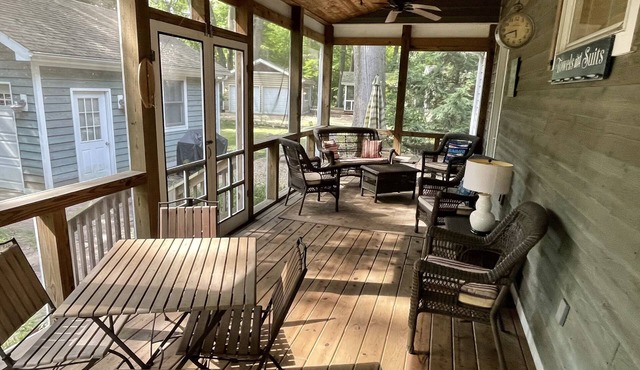 Home in heart of Union Pier Scrnd porch Beach 2.5 blocks Firepit Walk to all