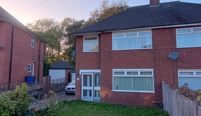 Home in kidsgrove, country walks and easy access to Alton towers & peak district