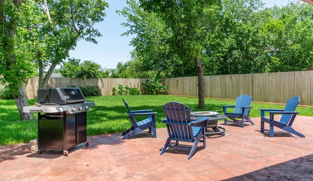 Home in League City, TX with firepit & grill