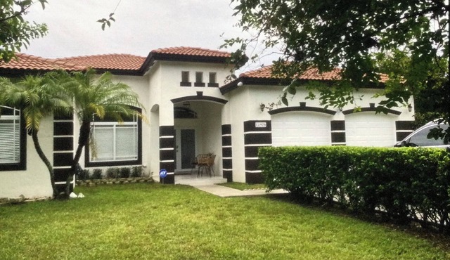 Home in Miami.n4 beds 2.5 baths nSpacious and comfortable, in a very quiet area.