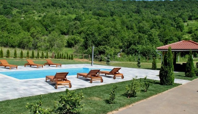 Home in nature with pool, barbecue and entertainment amenities