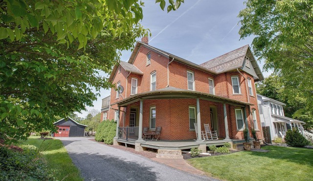 Home in Paradise w/HOT TUB, Jacuzzi + Fire Pit!
