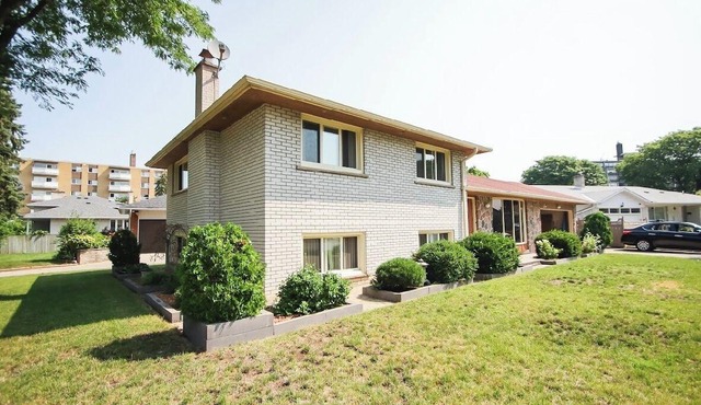 Home in prettiest neighborhood Etobicoke, close to airport