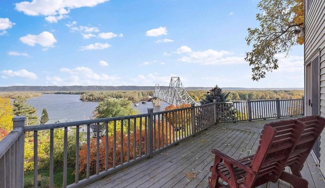 Home in quaint river town with awe-inspiring view of the beautiful Mississippi