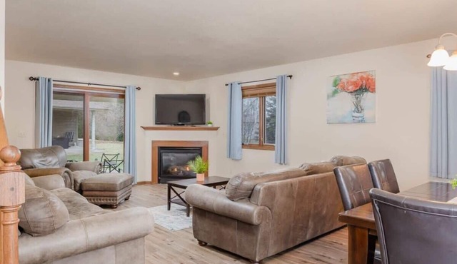 Home in Quiet Neighborhood, Near Airport & Mall