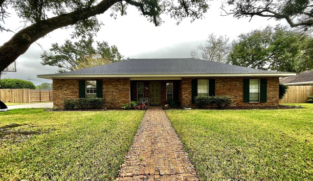 Home in quiet Thibodaux, LA neighborhood (Pet Friendly!)