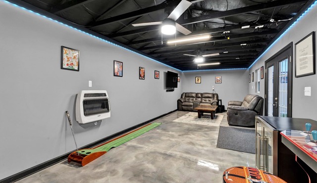 Home in Royal Oak w/pool & sauna & dream garage