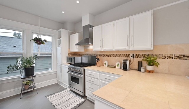 Home in Seattle with 2 kitchens & 2 living areas