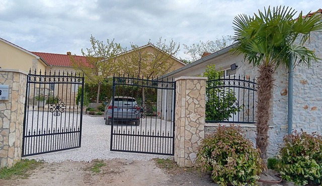 Home in Serene Village-Vineyards Views-Central To All Attractions-Highway