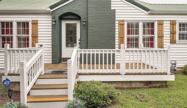 Home in Temple w/ Screened Porch + Gas Fireplace!