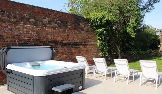 Home In The Heart of Lincoln + Hot Tub + Parking