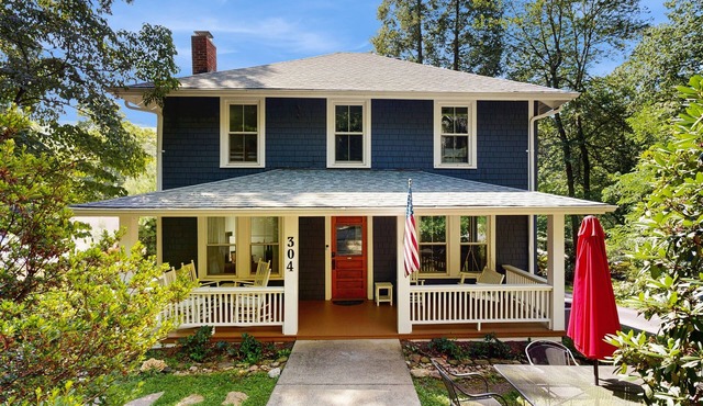 Home in the heart of Montreat with arcade, firepit & washer/dryer - dog-friendly