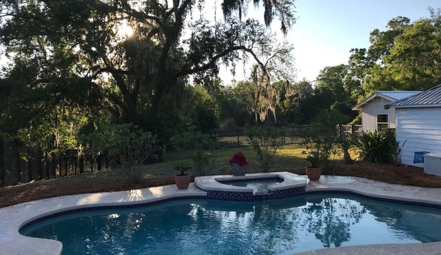 Home in the Oaks...Airy & Nature View