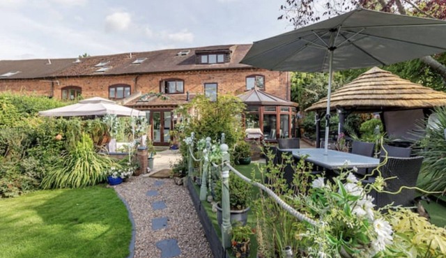 Home in The Vale of Evesham with Hot Tub