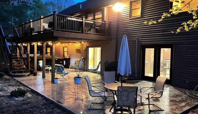 Home in the Woods - hot tub, fishing, pets