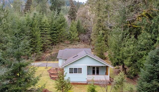 Home in the woods with private Creek & Hot tub near North Cascades National Park