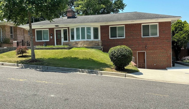 Home in Washington DC, 2 bedrooms, 4 beds, 2 baths,sleeping 5 & free parking.