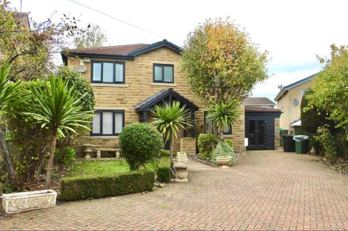 Home in West Yorkshire with driveway and 3 double bedrooms - sleeps 6!
