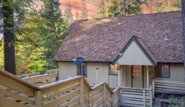 Home in Yosemite - Brookside Cottage - Sleeps 10