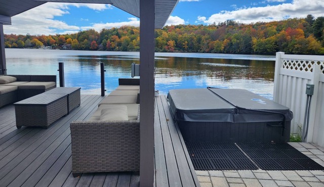 Home king luxury, waterfront hot tub, family , indoor pool, private beach