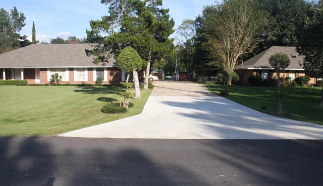 Home/MINI RESORT- pool, tennis court, pickleball, golf course, lg. Clubhouse