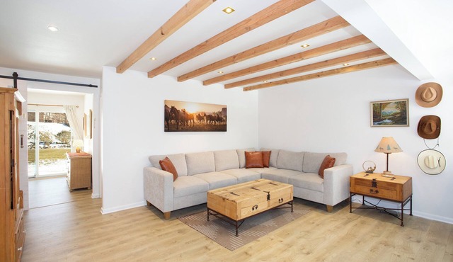 Home movie theater and perfect backyard! 2 minutes from Hot Springs!