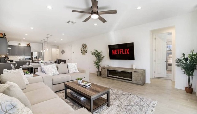 Home movie theater+Full kitchen
