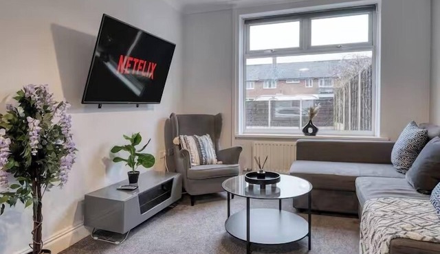 Home Near Airport/Trafford, Pets/Garden/Parking