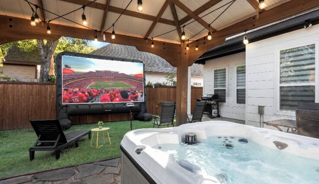 Home near DT Dallas, Sleeps 16, FIFA-20 Min to AT&T Stadium, Hot Tub & TankPool