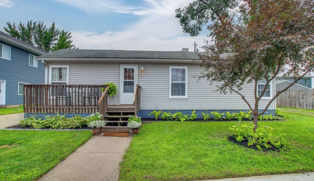 Home Near Kinnick, UI Health & Amish Country