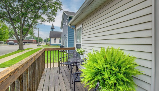 Home Near Kinnick, UI Health & Amish Country