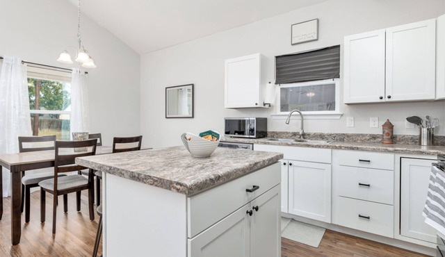 Home Near Riverwalk, Frost Bank Center, w/King Bed